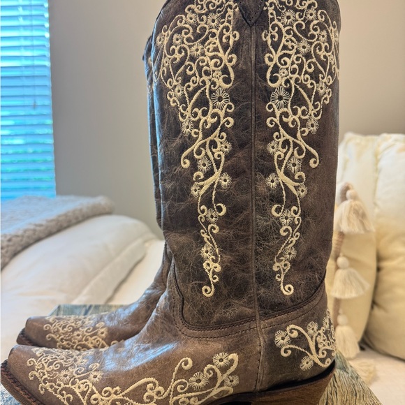 Corral Distressed Brown Embroidered Boots Size 8 - Picture 3 of 10